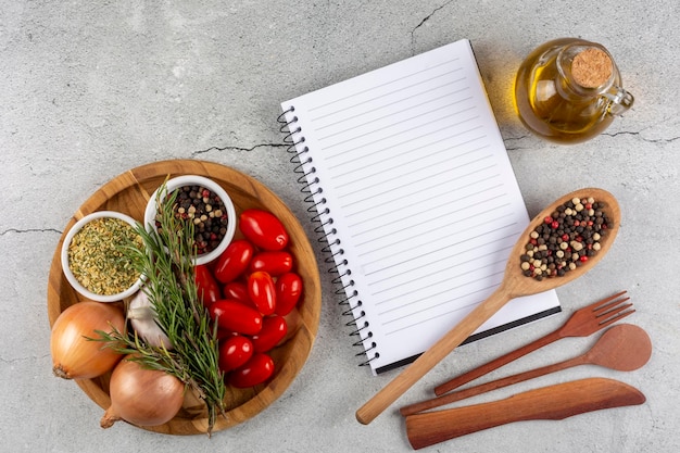 Mesa con ingredientes y libreta de recetas